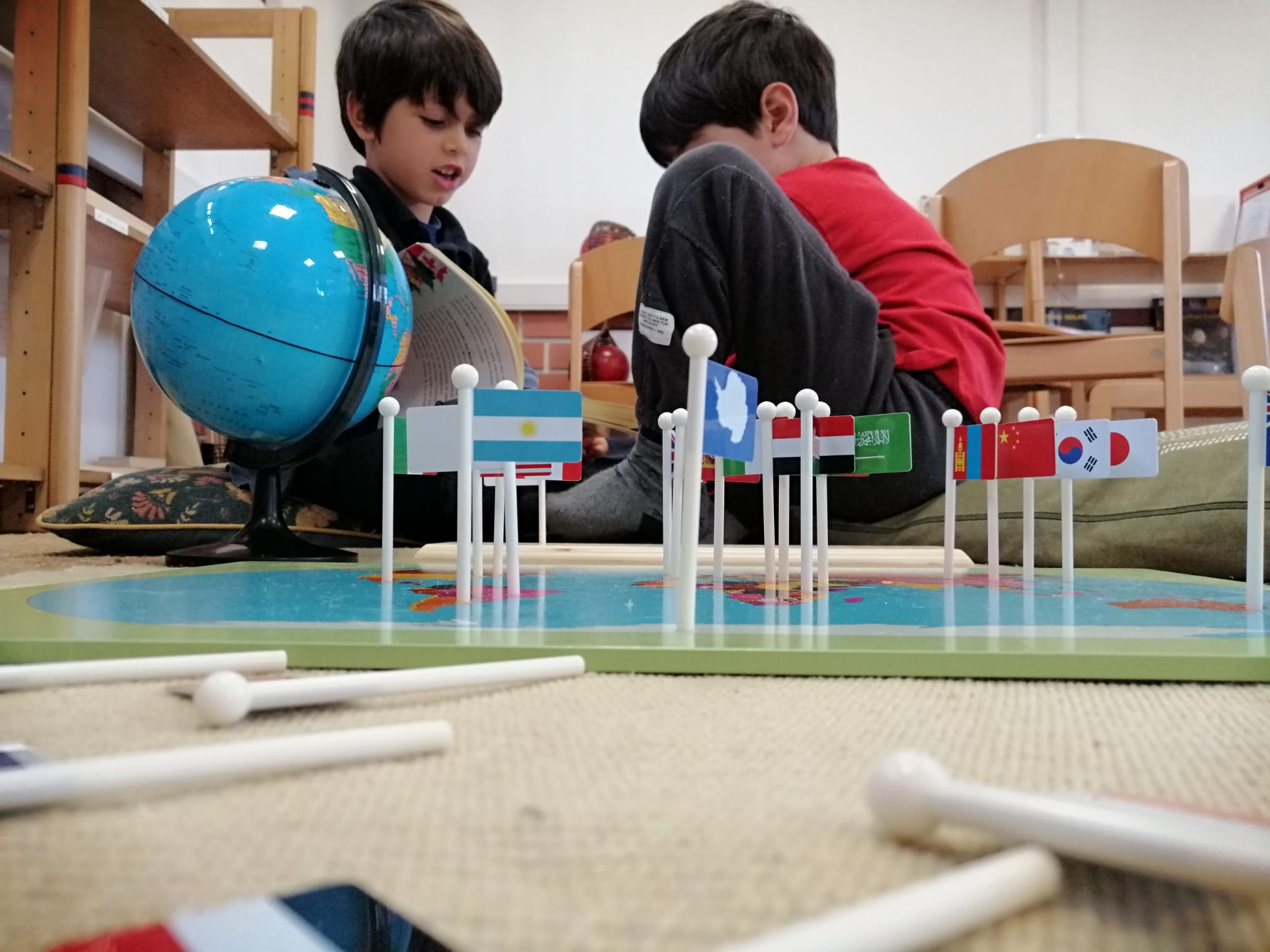 Montessori Braga Raizes e Asas 4 Alunos a Estudar Método Montessori